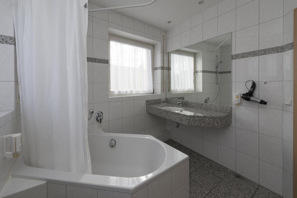 Hotel Gasthof Zum Storch シュリュッセルフェルト エクステリア 写真