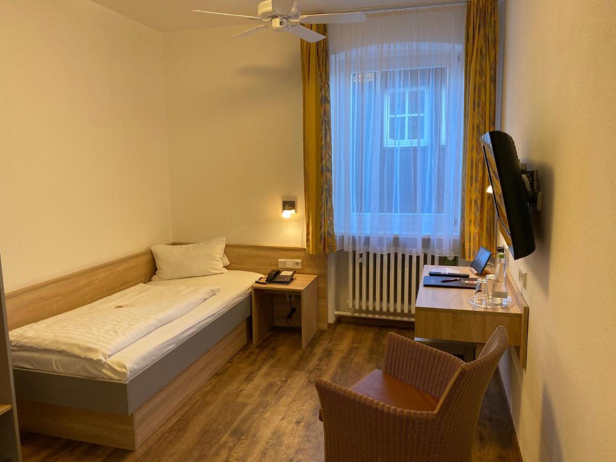 Hotel Gasthof Zum Storch シュリュッセルフェルト エクステリア 写真
